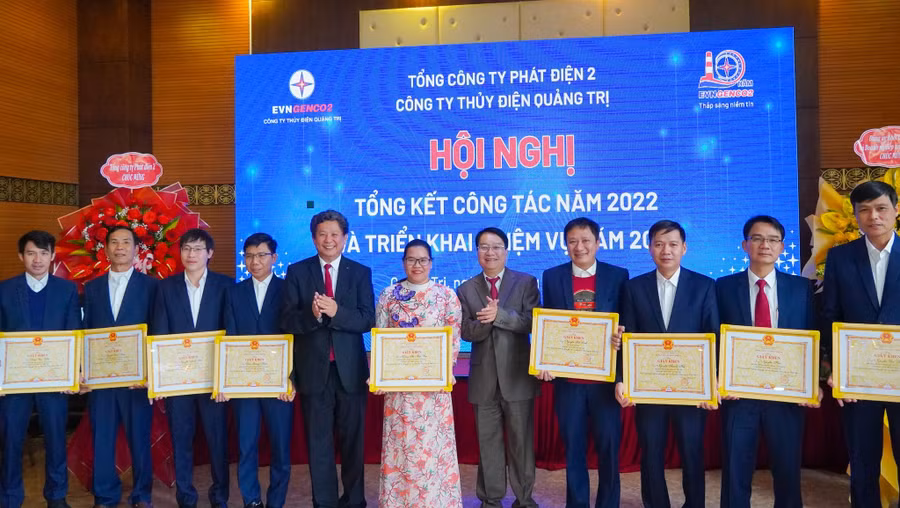 Các tập thể, cá nhân có thành tích nhận giấy khen của EVNGENCO2 và Công ty Thủy điện Quảng Trị.