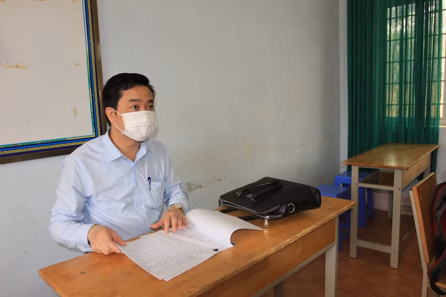 TS Đỗ Đức Quế - Phó Vụ trưởng Vụ GDTrH, Bộ GD&amp;ĐT trực tiếp dự giờ 1 tiết Hoá (Trường THPT Hùng Vương) và 1 tiết Toán (Trường THCS Lương Thế Vinh).