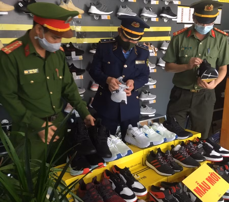 Cơ quan chức năng tiến hành kiểm tra hàng hoá vi phạm.