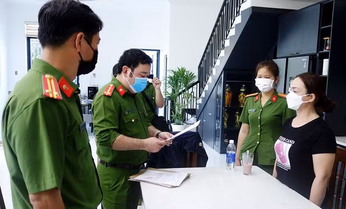 Cơ quan chức năng tống đạt quyết định khởi tố bị can, thực hiện lệnh bắt tạm giam đối với Lê Thị Thủy. Ảnh: Tiến Tầm.