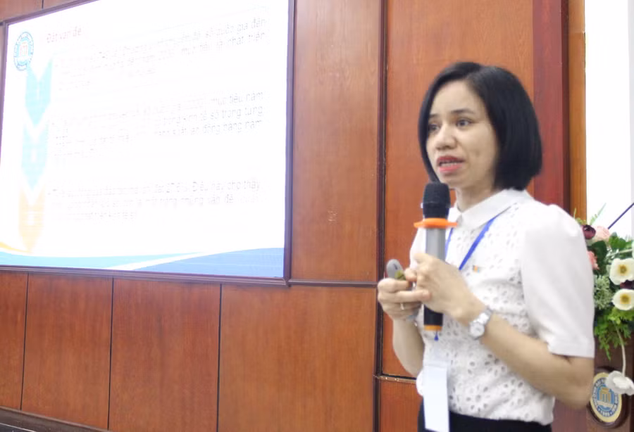 TS Đinh Thị Hương tham luận tại hội thảo.