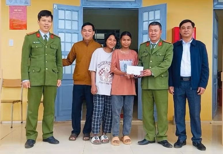 Học sinh bàn giao toàn bộ số tiền nhặt được cho Công an xã để trả lại chủ nhân đánh rơi.