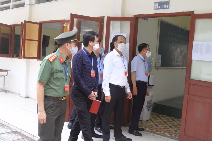 Phó Chủ tịch TP Lê Khắc Nam đi kiểm tra thi chiều 7/7
