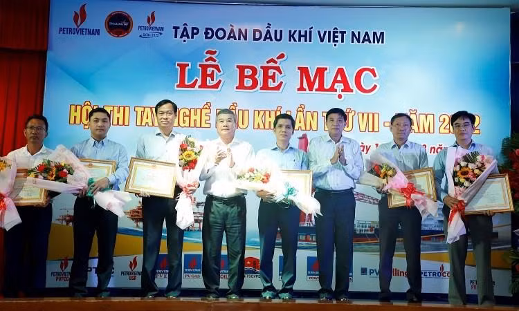 BTC trao giải cho các cá nhân, tập thể tại Hội thi Tây nghề Dầu khí.