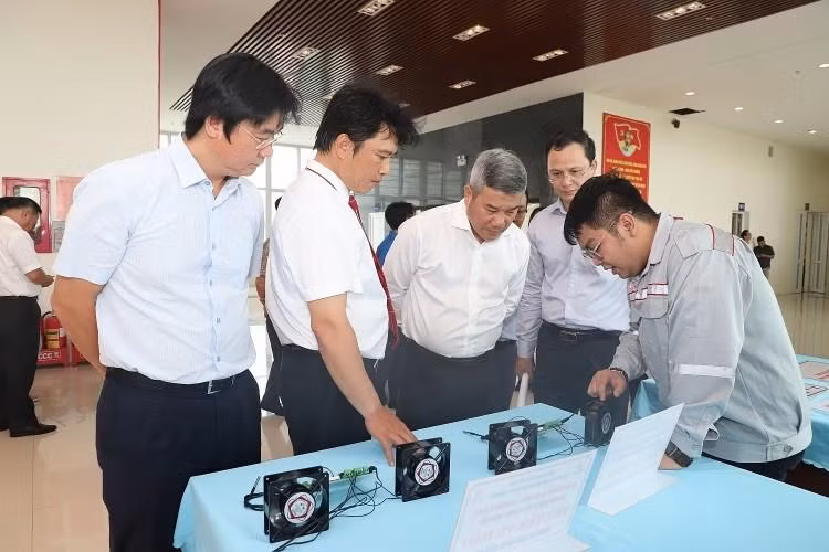Đại biểu tham quan các sản phẩm đạt giải tại Hội thi.
