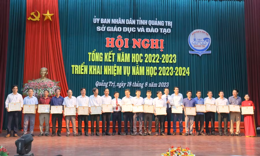 Lãnh đạo Sở GD&amp;ĐT tặng giấy khen cho các tập thể, cá nhân.