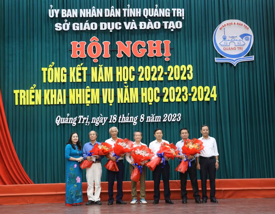 TS Lê Thị Hương – Giám đốc Sở GD&amp;ĐT Quảng Trị tặng quà chia tay và ghi nhận sự đóng góp của các nhà giáo đến tuổi nghỉ hưu.