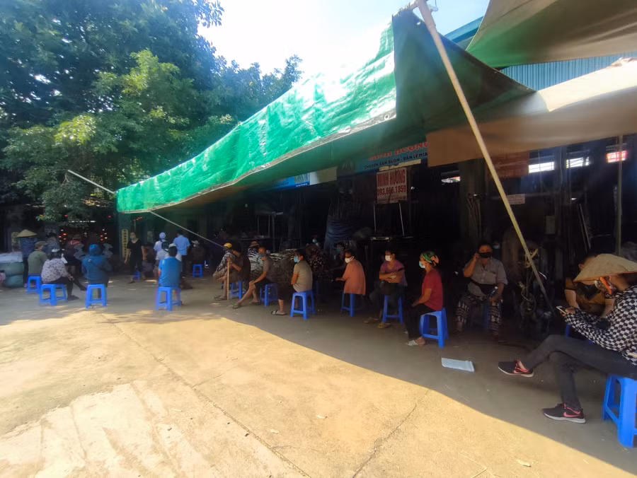 Ngay trong ngày hôm nay, các tiểu thương trong chợ Long Biên đã được test nhanh Covid-19.