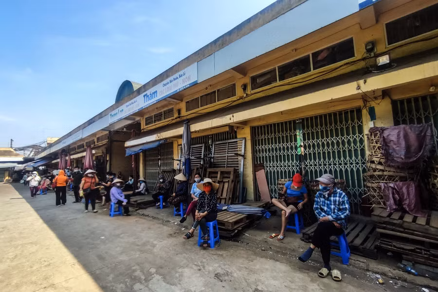 Phong tỏa chợ hoa quả lớn nhất Hà Nội, test Covid-19 cho tiểu thương trong chợ ảnh 4