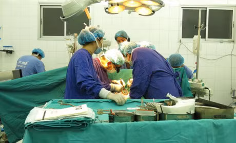 Tim benh nhan chet nao dap trong nguc be 10 tuoi - Anh 1