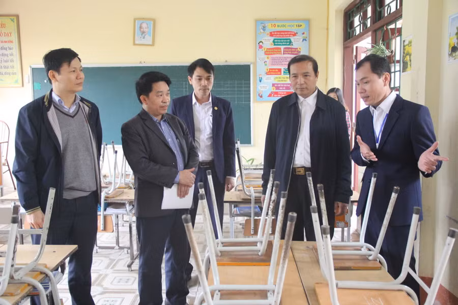 Kiểm tra công tác vệ sinh, khử trùng, sát khuẩn trường lớp tại Trường tiểu học Hiệp Cường (Kim Động) Kiểm tra công tác vệ sinh, khử trùng, sát khuẩn trường lớp tại Trường tiểu học Hiệp Cường (Kim Động)
