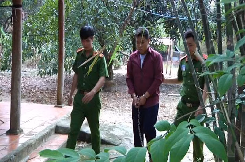 Cơ quan chức năng dẫn giải bị can Đặng Quốc Quang thực nghiệm lại hiện trường vụ trộm.