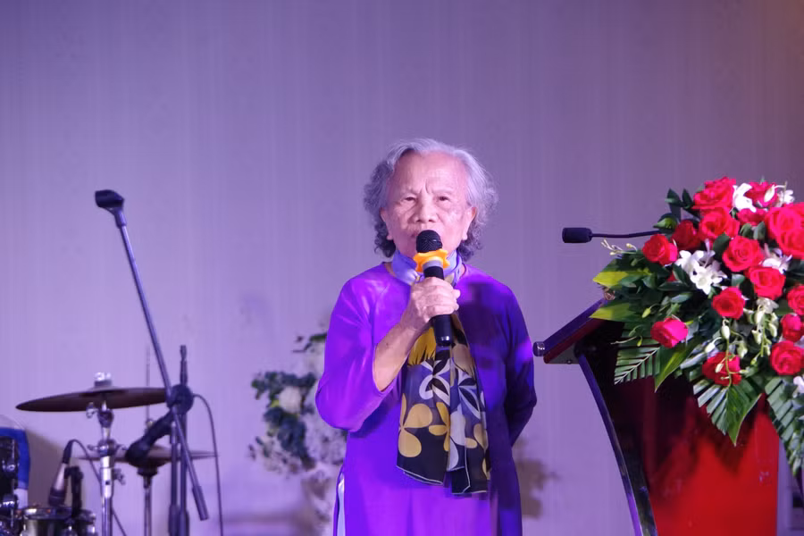 Nhiều cô thầy đã về hưu hàng chục năm, chuyển vào Nam sinh sống, nhưng vẫn nhớ như in những kỉ niệm, chuỗi ngày công tác ở ngôi trường yêu quý - trường THPT Trần Phú