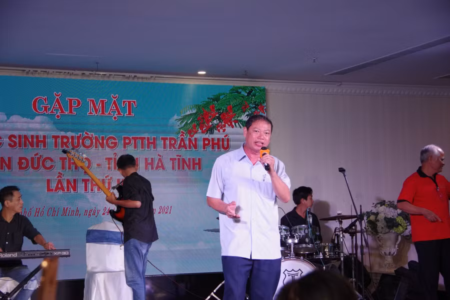 Lời ca tiếng hát là hoạt động không thể thiếu trong các buổi giao lưu, gặp mặt. (Trong ảnh: Thầy Đinh Quốc Thị - nguyên Hiệu trưởng trường Chính trị Hà Tĩnh là học sinh cũ, sau là giáo viên, Bí thư Đoàn trường hát tặng các thế hệ học sinh tại buổi gặp mặt)
