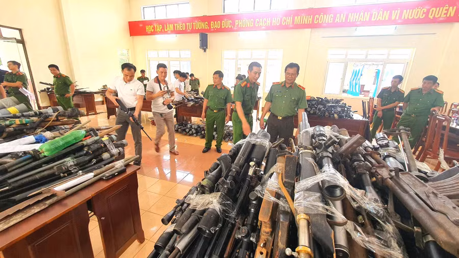 Thiếu tướng Lê Vinh Quy, Giám đốc Công an tỉnh Đắk Lắk kiểm tra công tác thu hồi vũ khí, vật liệu nổ (ảnh: TT).