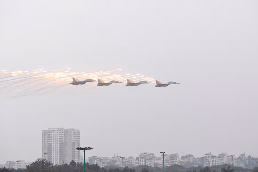 Màn trình diễn của Su-30 tại lễ khai mạc.