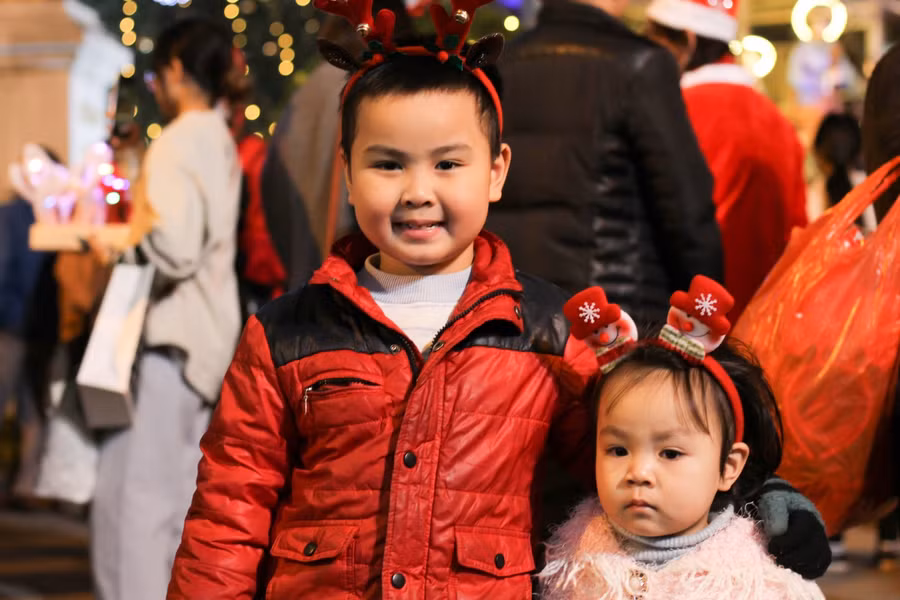 Nhiều em nhỏ cũng được người thân đưa đến Nhà thờ Lớn để hòa mình vào không khí Giáng sinh.