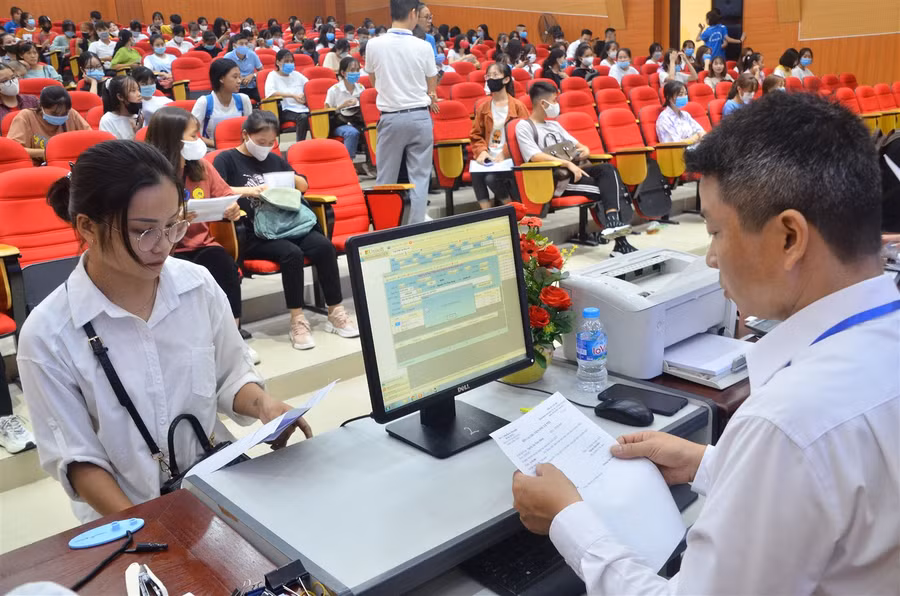 Thí sinh đến nhập học vào Trường ĐH Công nghiệp Dệt may Hà Nội năm 2020. Ảnh: NTCC