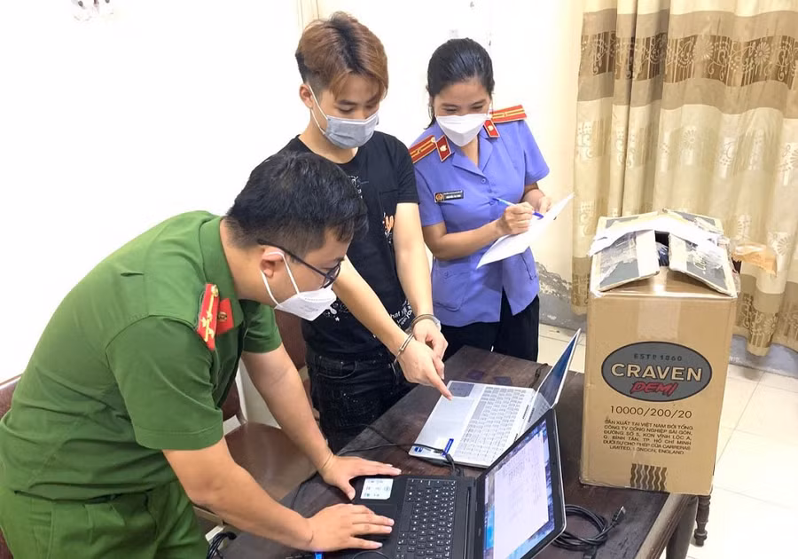 Cơ quan chức năng kiểm tra tang vật thu được từ nơi ở của đối tượng Hồ Thế Anh (áo đen). Ảnh: Công an Nghệ An.