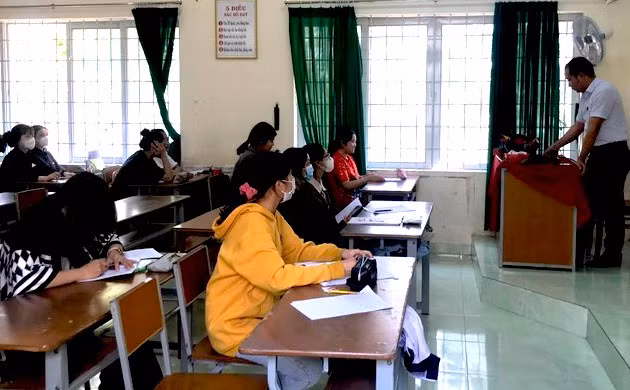 Chúng tôi tăng cường hướng nghiệp, tư vấn cho học sinh những vấn đề mới trong kỳ thi THPT quốc gia. Chúng tôi tăng cường hướng nghiệp, tư vấn cho học sinh những vấn đề mới trong kỳ thi THPT quốc gia.