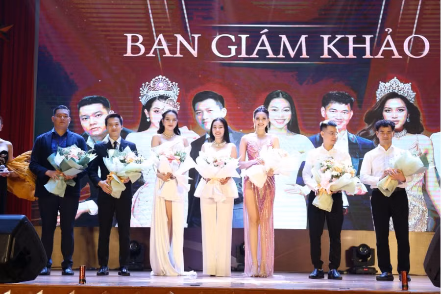 Đêm Chung kết có sự góp mặt của hội đồng Ban Giám khảo quyền lực, gồm Tổng Giám đốc công ty Sen Vàng Phạm Kim Dung, NSƯT Xuân Bắc, Hoa hậu Việt Nam 2020 Đỗ Thị Hà, Hoa hậu Việt Nam 2022 Huỳnh Thị Thanh Thủy, MC/BTV Trần Ngọc, ThS Phan Hoàng Quỳnh - Bí thư Đoàn Thanh niên Học viện Báo chí và Tuyên truyền, Dr. Bảo Hưng - Tổng giám đốc Rich Dentist.