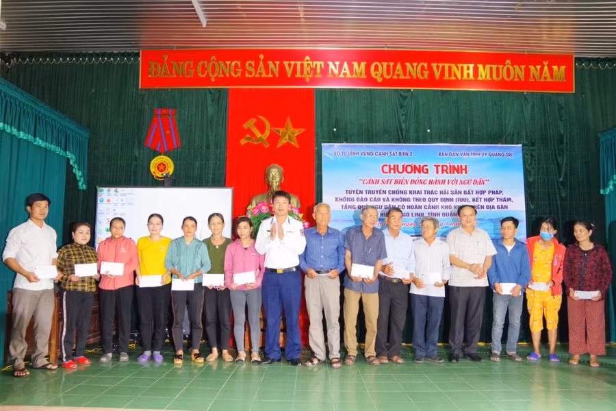 Trao tặng quà đến ngư dân các xã vùng biển Quảng Trị. Trao tặng quà đến ngư dân các xã vùng biển Quảng Trị.