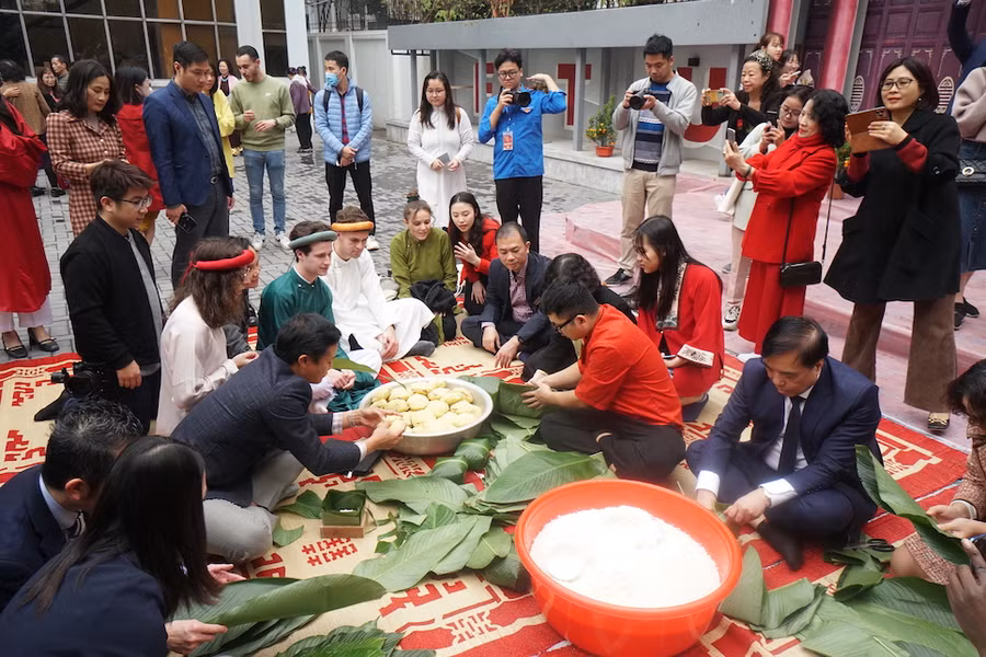 Gói bánh chưng theo phong tục cổ truyền người Việt Nam.