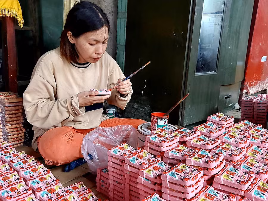 Người dân nhuộm màu cho tượng ông Táo.