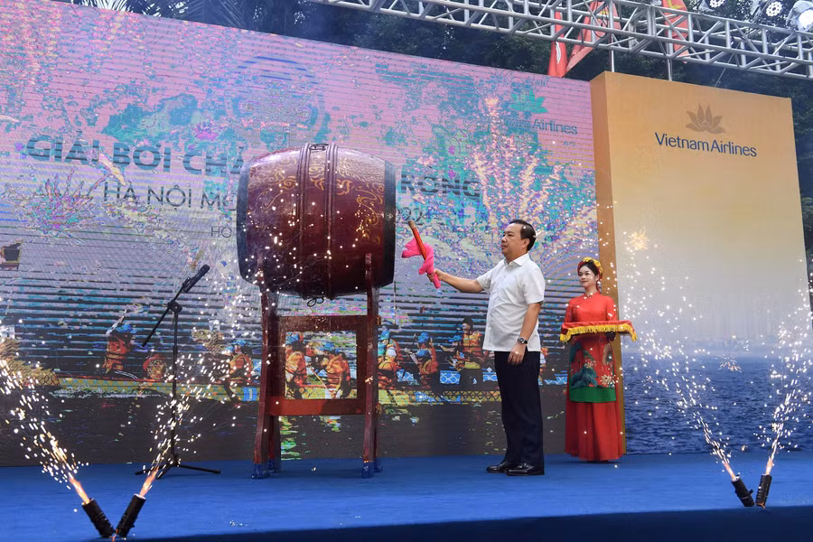 Ông Chử Xuân Dũng, Thành ủy viên, Phó Chủ tịch TP Hà Nội đánh trống khai mạc sự kiện.