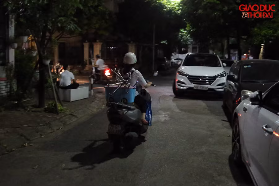 Phía bên dưới, thỉnh thoảng lại thấy một vài xe chở những đồ dùng gia đình đi.