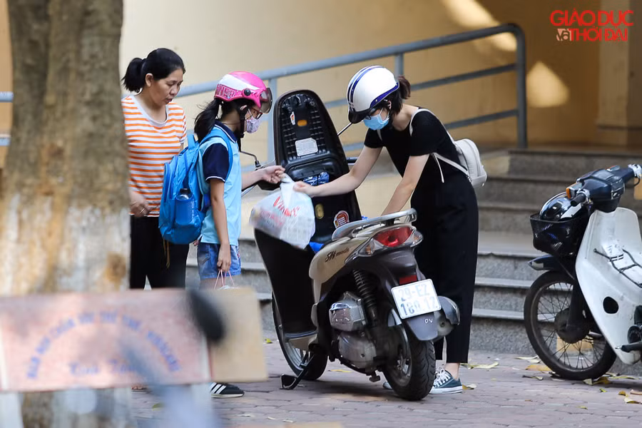 Còn rất ít gia đình vẫn còn sống tại nơi đây, cho dù hôm nay đã gần 10 ngày sau vụ cháy, nhưng vẫn có người bắt đầu chuyển đi.