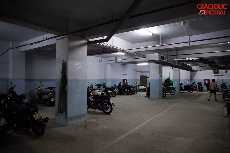 Hầm trông xe của chung cư giờ chỉ còn thưa thớt vài chục xe.