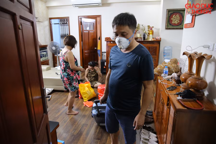 Người dân khăn gói rời khỏi chính ngôi nhà của mình sau vụ cháy Rạng Đông.