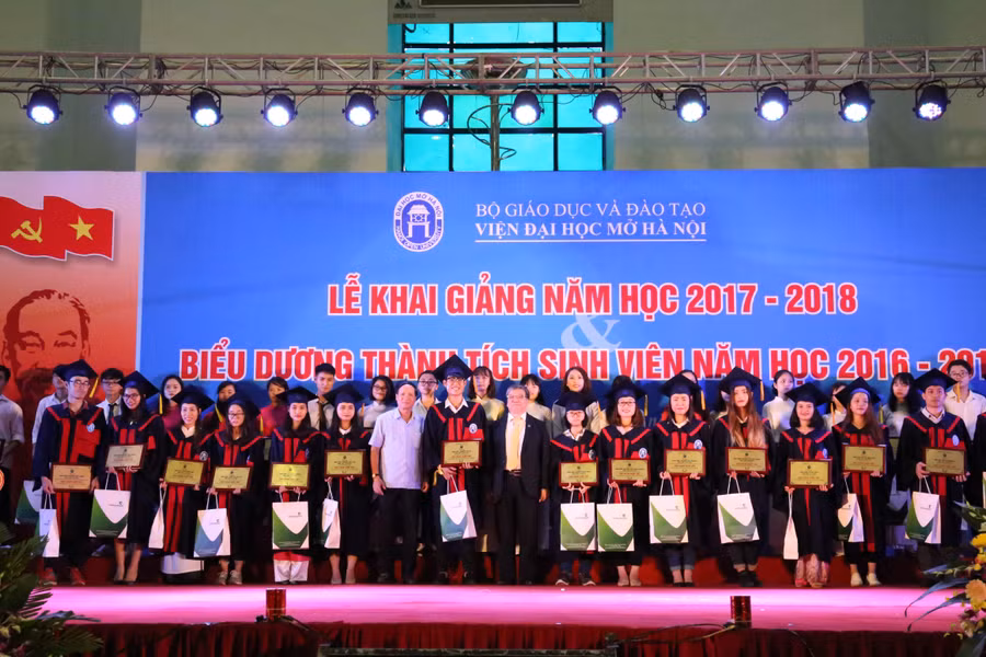 Các sinh viên xuất sắc được khen thưởng