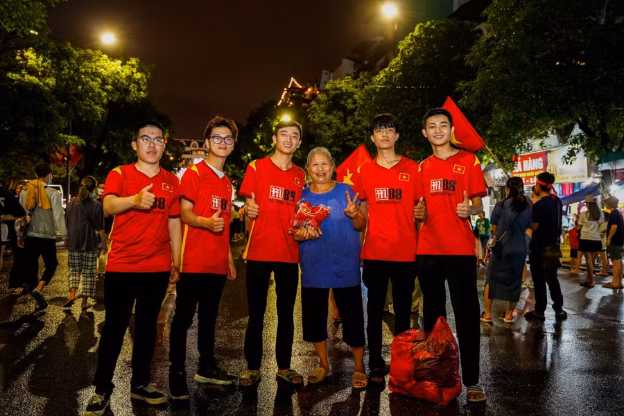 Mọi lứa tuổi đều chung một tinh thần cổ vũ cho đội tuyển.