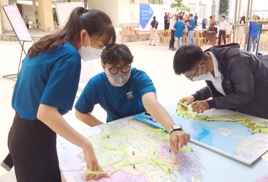 Không chỉ học sinh, ngày hội cũng thu hút đông đảo sinh viên, giáo viên tham gia