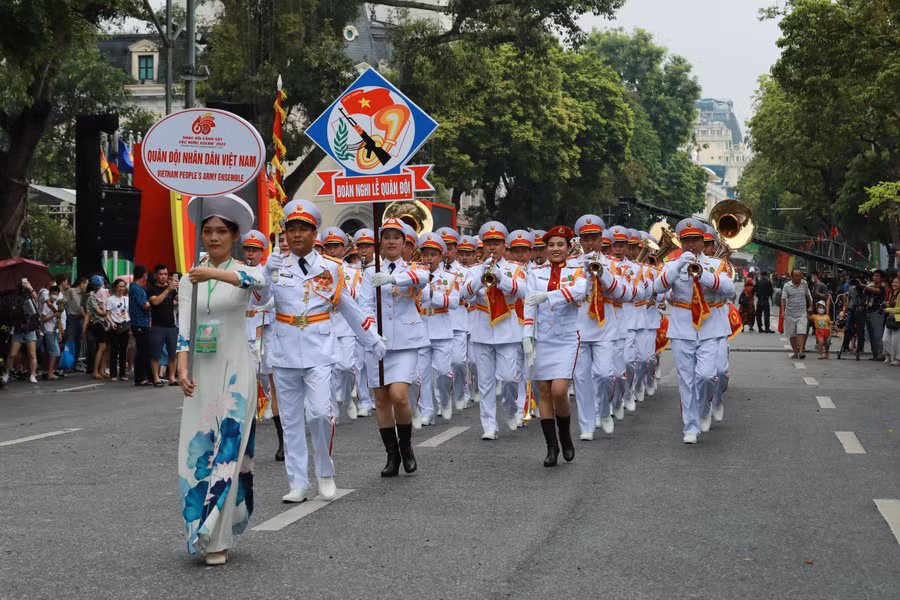 Chủ nhà Việt Nam có 2 đoàn nhạc với 238 nhạc công, nghệ sĩ, trong đó đoàn nhạc Bộ Công an có 127 người. Đoàn nhạc của Bộ Quốc phòng có 110 người. Nghi lễ diễu hành của lực lượng Cảnh sát Việt Nam.