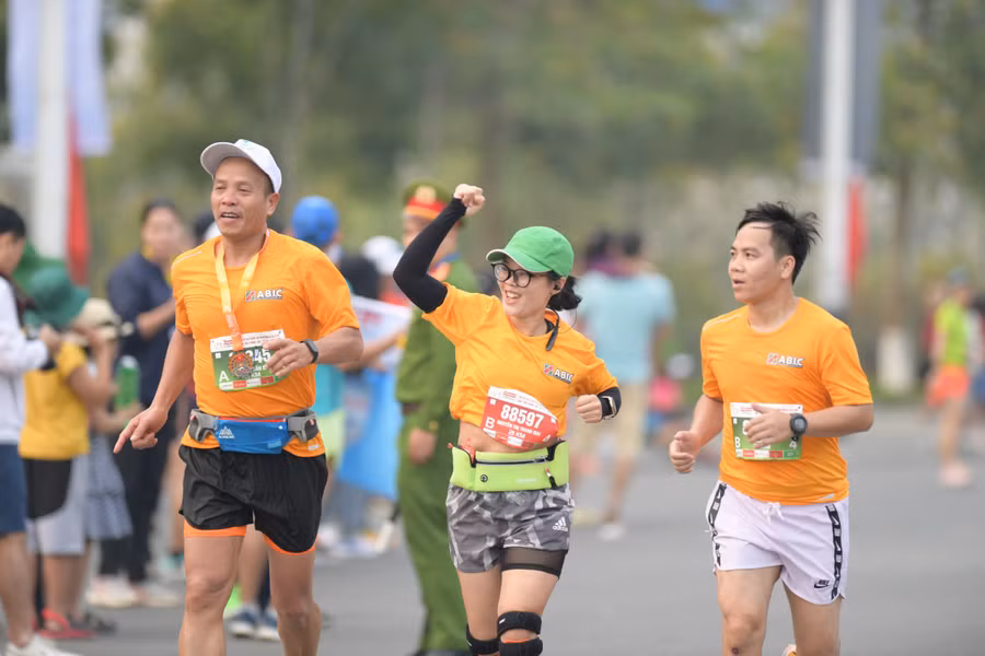 Giải Tiền Phong Marathon 2023 đã khép lại thế nhưng những cung đường tuyệt đẹp, những tình cảm của người dân thân thiện, mến khách cùng với những món ăn hấp dẫn... đã để lại những ấn tượng khó quên đối với các vận động viên, du khách. Giải Tiền Phong Marathon 2023 đã khép lại thế nhưng những cung đường tuyệt đẹp, những tình cảm của người dân thân thiện, mến khách cùng với những món ăn hấp dẫn... đã để lại những ấn tượng khó quên đối với các vận động viên, du khách.