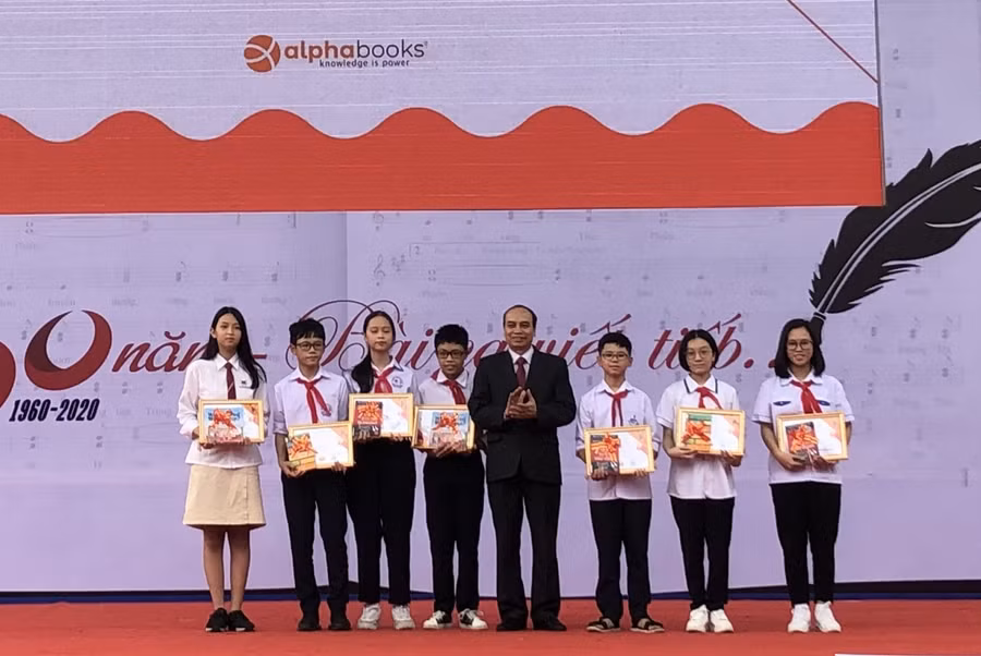 Ông Lê Quốc Tiến, Giám đốc Sở GD&amp;ĐT Hải Phòng trao giải thưởng cho học sinh đạt giải trong Cuộc thi "Bước chân của Sách" giai đoạn 1