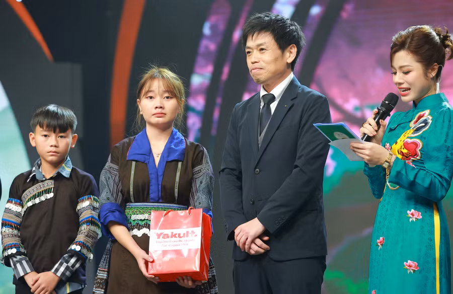 Tại chương trình, 2 chị em được trao tặng học bổng 30 triệu đồng từ Công ty Trách nhiệm hữu hạn Yakult Việt Nam Tại chương trình, 2 chị em được trao tặng học bổng 30 triệu đồng từ Công ty Trách nhiệm hữu hạn Yakult Việt Nam