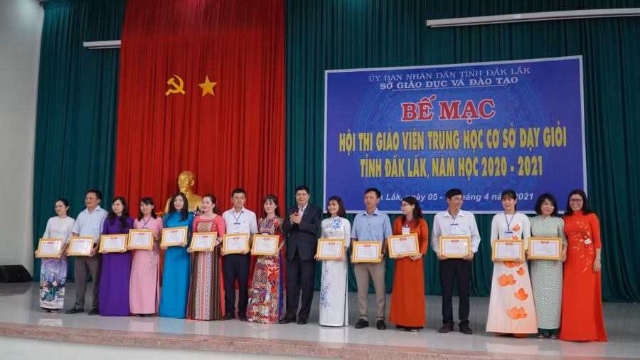 Giám đốc Sở GD&amp;ĐT Phạm Đăng Khoa tặng Giấy khen cho các thí sinh xuất sắc của Hội thi