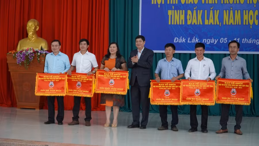 Giám đốc Sở GD&ĐT Phạm Đăng Khoa tặng Cờ cho các đơn vị xuất sắc của Hội thi