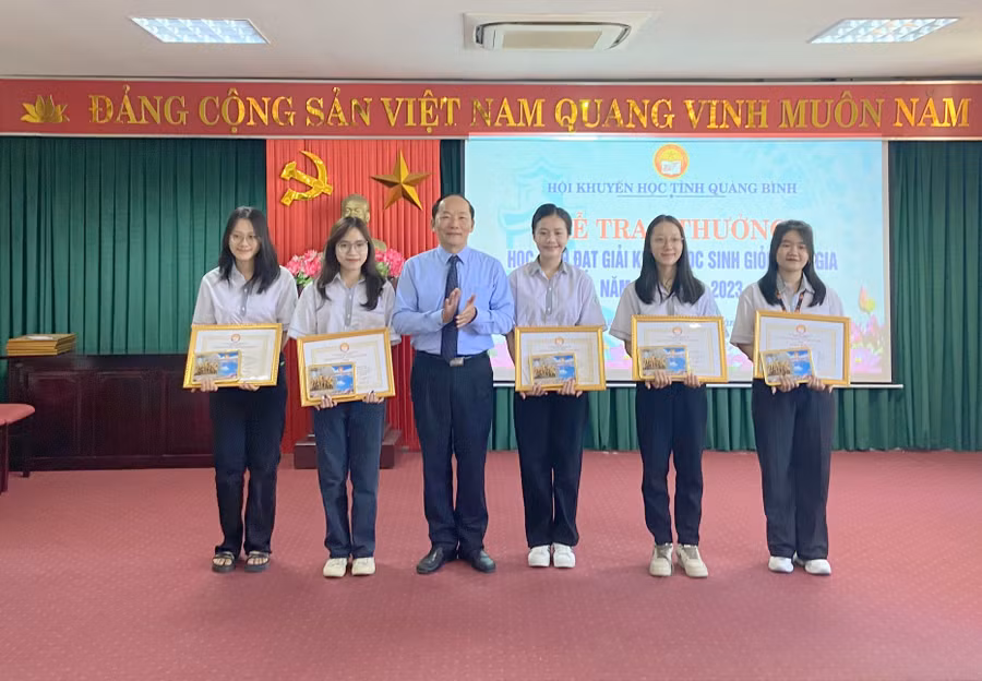 Các học sinh đạt giải được biểu dương.