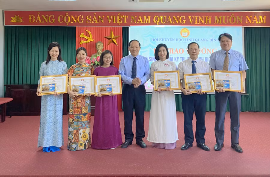 Tuyên dương các giáo viên tham gia bồi dưỡng học sinh.