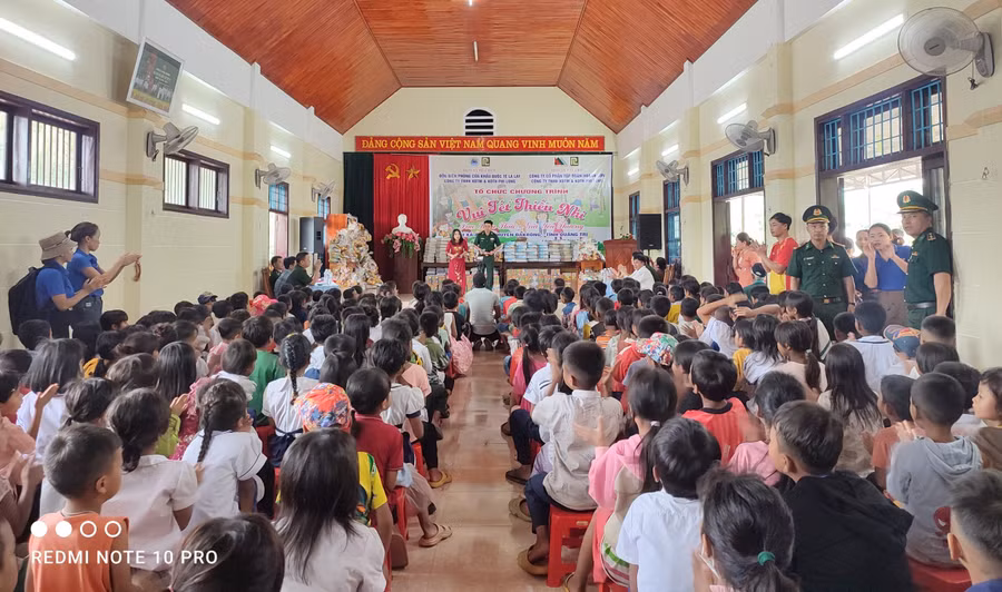 Đồn Biên phòng cửa khẩu quốc tế La Lay tổ chức tết thiếu nhi cho học sinh tiểu học xã A Ngo (huyện Đakrông).