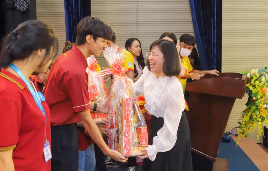 TS Trần Ái Cầm – Hiệu trưởng Trường ĐH Nguyễn Tất Thành trao tặng quà Tết cho sinh viên.