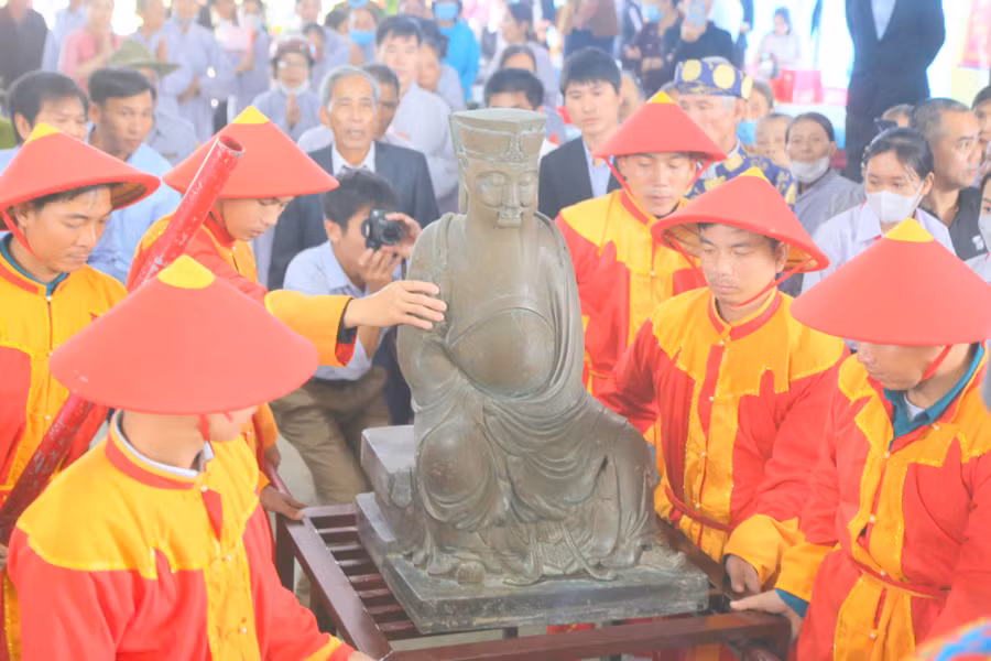 Pho tượng được đúc bằng chất liệu đồng, cao khoảng 0,6m, phần vai rộng 0,32m, tạc tư thế toàn thân của một vị quan ngồi trên ghế. Pho tượng được đúc bằng chất liệu đồng, cao khoảng 0,6m, phần vai rộng 0,32m, tạc tư thế toàn thân của một vị quan ngồi trên ghế.