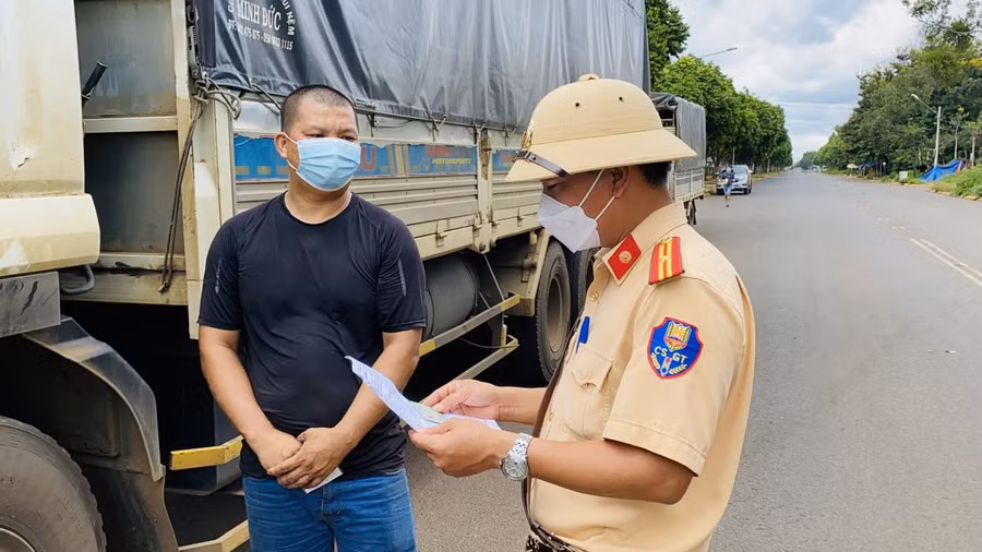 Lực lượng chức năng kiểm tra các phương tiện lưu thông qua TP Buôn Ma Thuột.