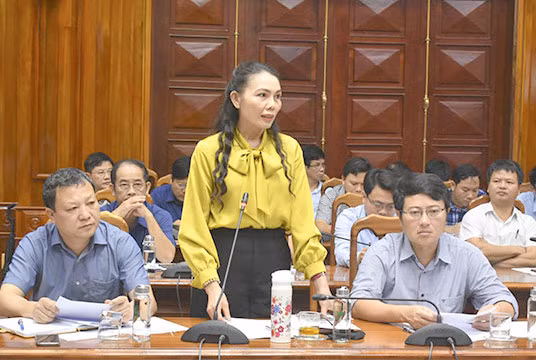 Các thành viên tham dự hội nghị nêu ý kiến về việc xây dựng văn hóa học đường.