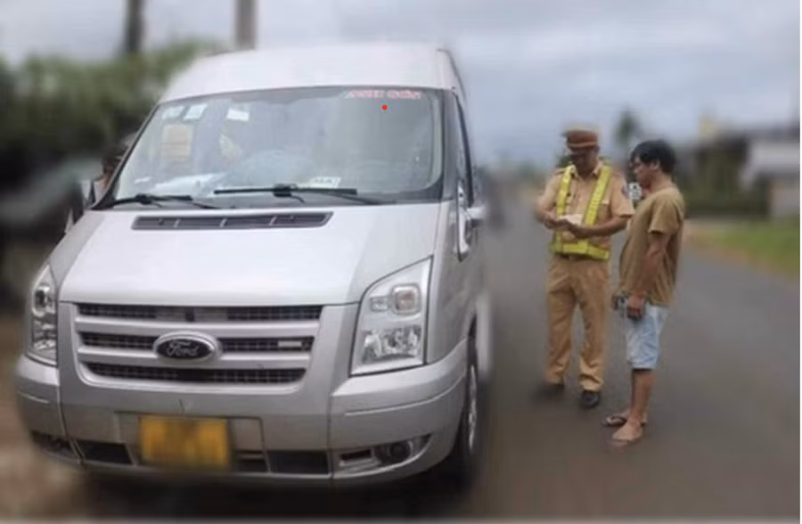 CSGT Đắk Nông kiểm tra hành chính tài xế xe chở khách - Ảnh: HL CSGT Đắk Nông kiểm tra hành chính tài xế xe chở khách - Ảnh: HL